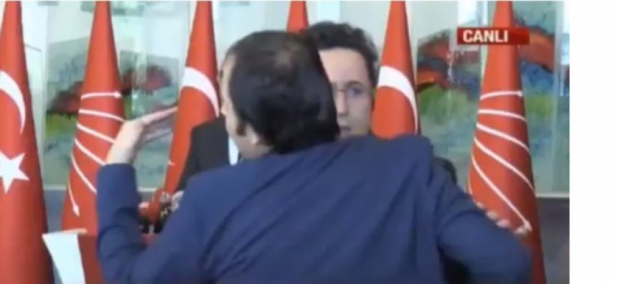 CHP'de olay: Tam 'Görüşmeler olumlu gidiyor' derken, Tezcan’ın üzerine yürüdü