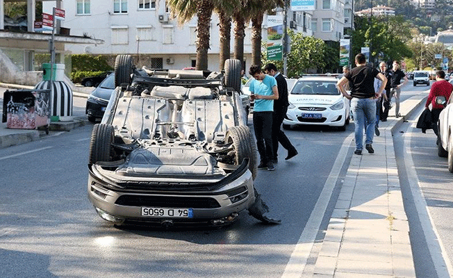 Bebek’te otomobil takla attı!