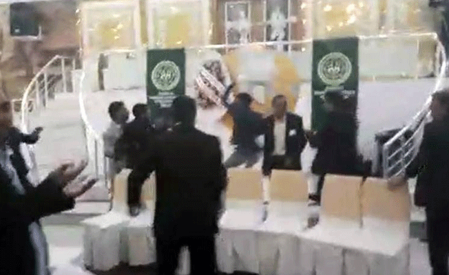 Genel kurulda kavga çıktı, sandalyeler havada uçuştu