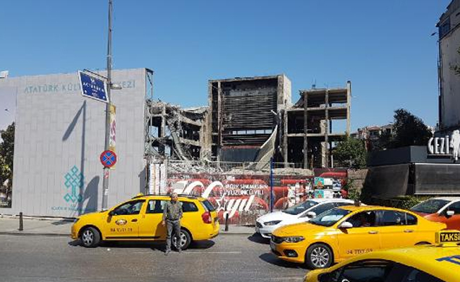 AKM büyük bir gürültüyle yıkıldı