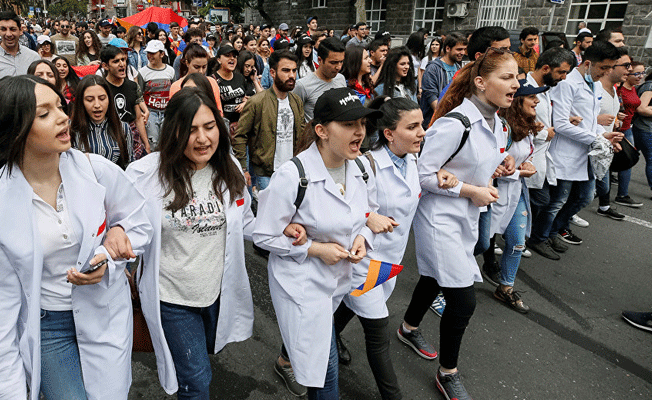 Ermenistan’da protesto gösterileri tam hız devam ediyor