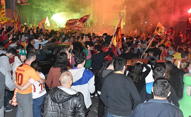 Galatasaray'a Florya'da 'şampiyon' gibi karşılama