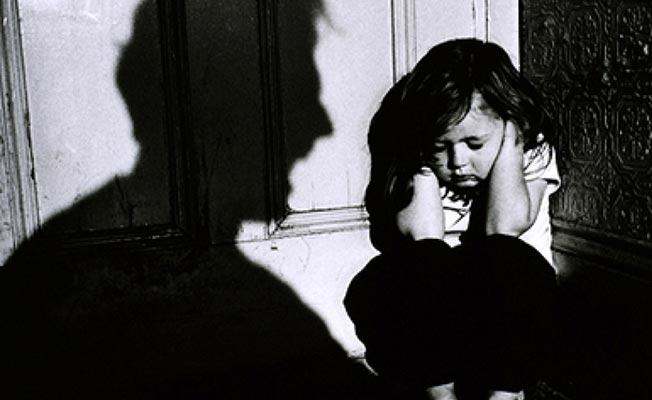 Küçük kızın komşuları korkunç tacizi ortaya çıkardı... 'Bana para verip taciz ediyordu'
