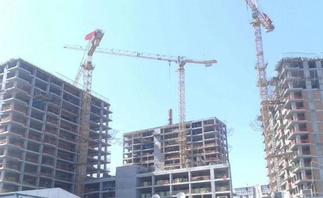 Ücretleri ödenmeyen işçiler kule vinçleri işgal etti