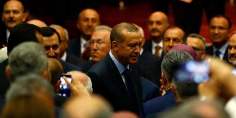 Yeni Şafak yazarı, AKP’nin ‘eğri kılıçlarını’ yazdı: ‘Sadakatle yalakalık ayırt edilemiyor’