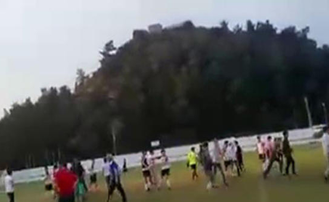 Taraftarlar bıçak ve sopalarla futbolculara saldırdı
