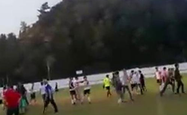 Taraftarlardan futbolculara bıçklı sopalı çirkin saldırı