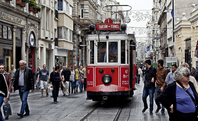 Taksim Meydanı araç ve yaya trafiğine açıldı