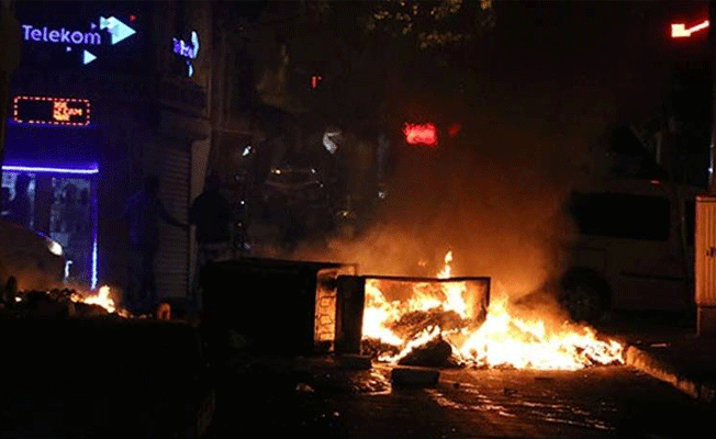 Beyoğlu’nda gerginlik: Çöp konteynırlarını ateşe verdiler