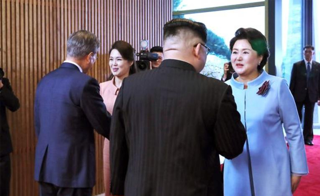 Kim Jong-un eşini çekmeye çalışan foto muhabirini...