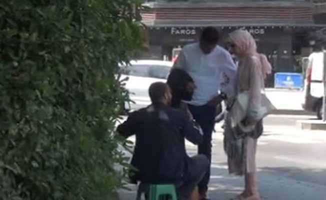 Taksim’de ‘Fırça düşürme taktiği’ ile turistleri böyle soyuyorlar