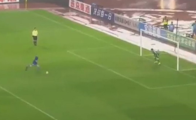 Dünyaca ünlü futbolcunun penaltı atışı alay konusu oldu