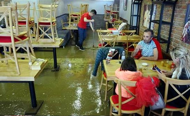Yemek yerken 10 dakikada bu hale geldi