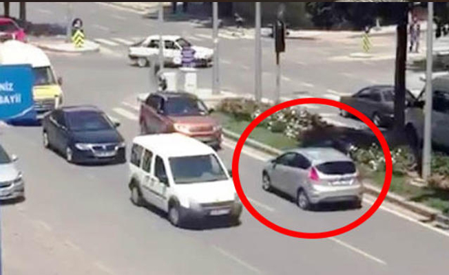 Trafikte pes dedirten görüntü