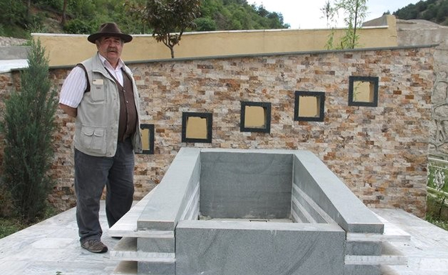 Ünlü oyuncu 35 lira harcayarak kendisine mezar yaptırdı