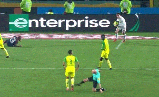 Fransa’da futbolcuya tekme savuran hakeme ödül verildi!