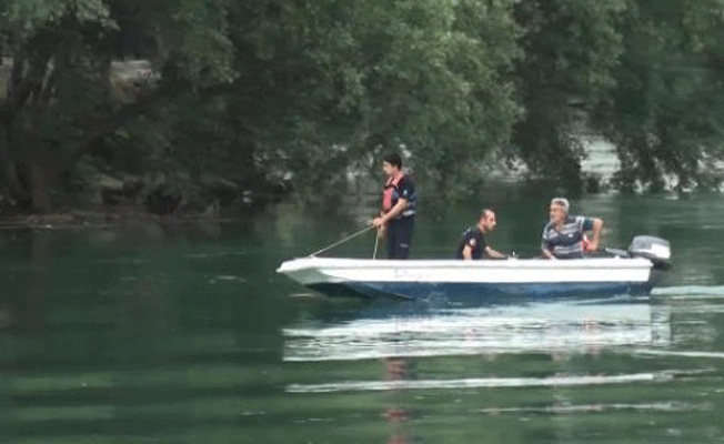 Genç kızı kurtarmak isterken ırmakta kayboldu