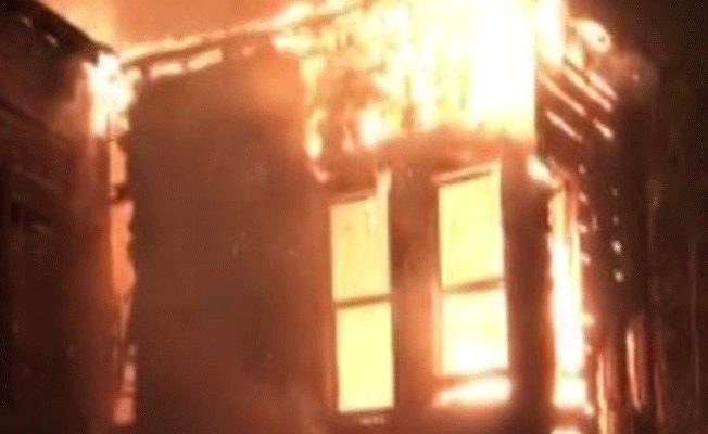 Fatih’te 2 katlı bina alev alev yandı!