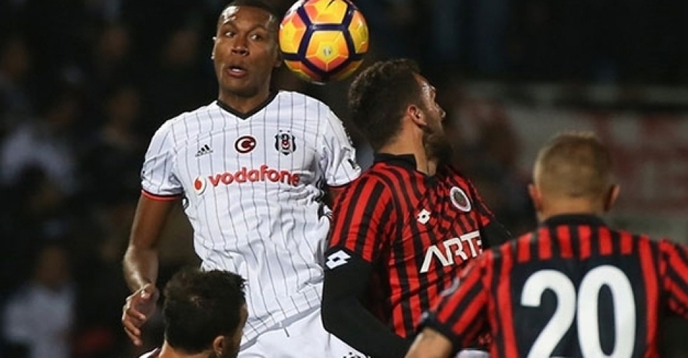 Beşiktaş direklere takıldı