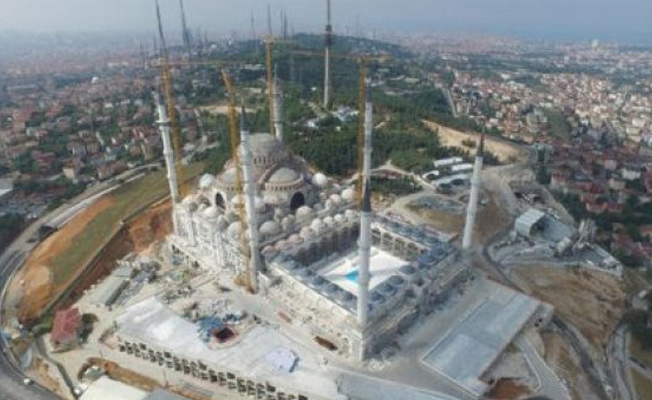 Çamlıca Camii inşaatında görevli işçiler hastaneye kaldırıldı
