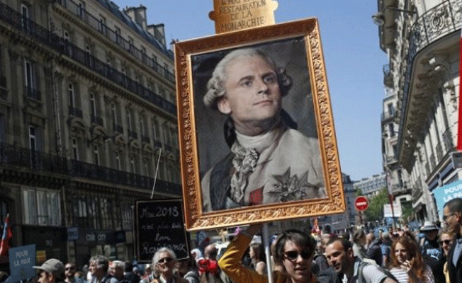 On binlerce Fransız Macron'u protesto etti