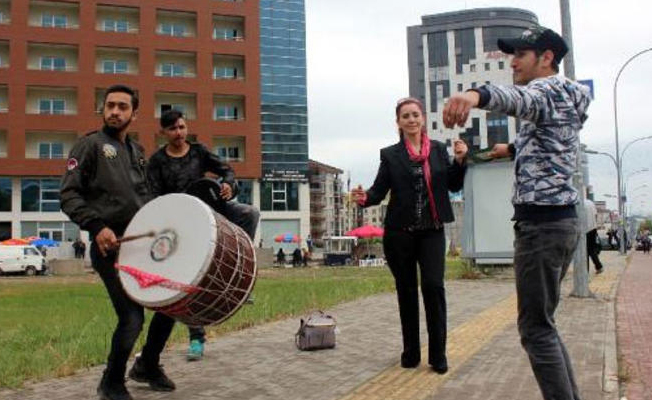 Boşanma davasından çıkar çıkmaz davul ve darbuka çaldırıp oynadı