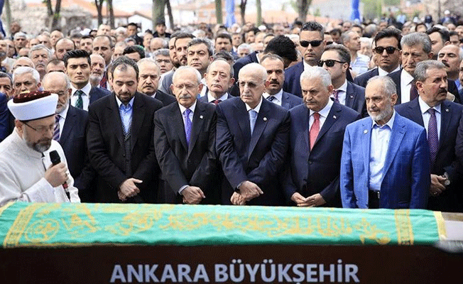 Eski Bakan'ın cenazesinde soğuk rüzgarlar esti: Gökçek ile Arınç...