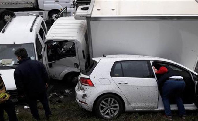 TEM'de zincirleme kaza... 5 araç birbirine girdi, trafik kilit...
