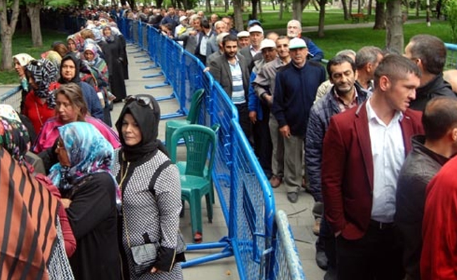 Kayseri'de binlerce kişi sonu görünmeyen kuyruk oluşturdu