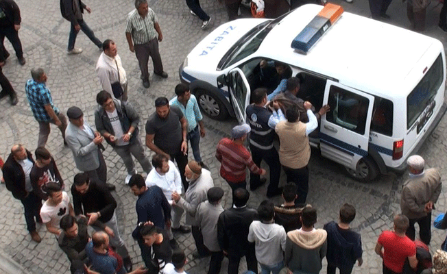 Zabıta 'vurun' dedi, çevredekiler linç etmeye kalktı