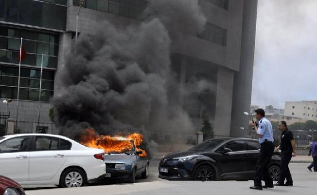 Adliye önünde otomobilini ateşe verdi