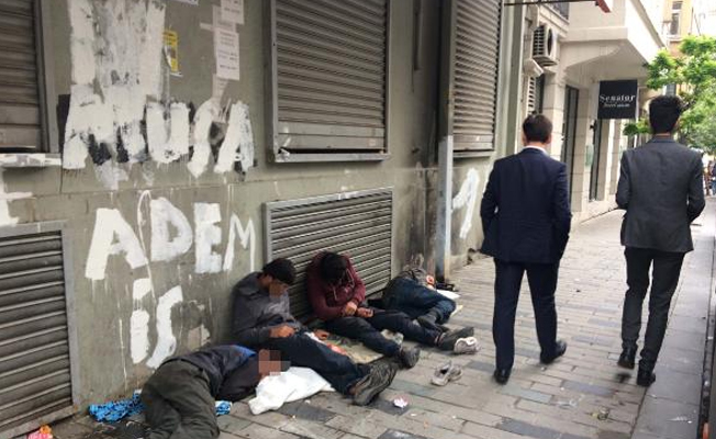 Beyoğlu'nda ibretlik görüntüler... Hiç kimse aldırış etmedi!