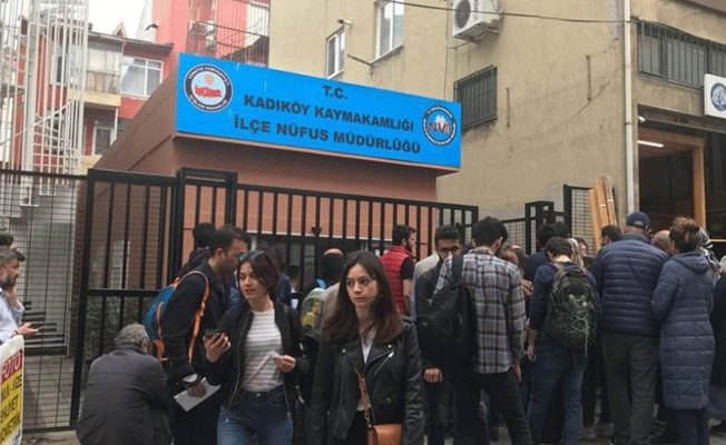 Günlerdir sıra bekleyen Kadıköylülerde oy kullanamama endişesi