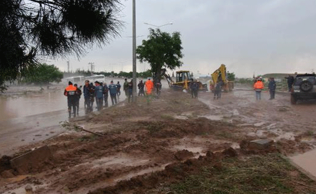 Yoğun sağanak sele yol açtı: Kilis- Gaziantep karayolu kapandı