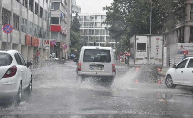 İzmir'de sağanak yağmur