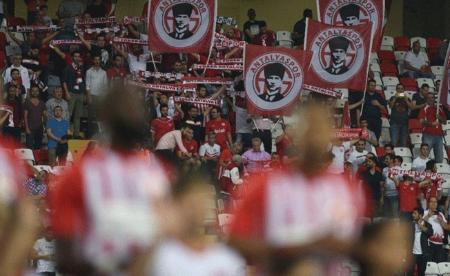 Antalyaspor taraftarından İzmir Marşı ve ‘Mustafa Kemal’in Askerleriyiz’ sloganı…