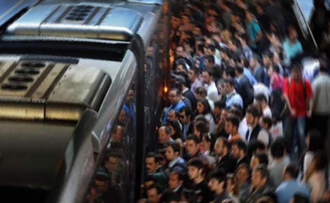 Genç kız metrobüsteki tacizi anlattı: Kalçama çarpmasını kaza sandım