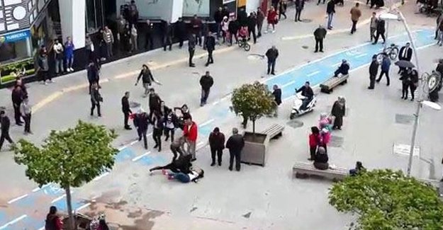 Liseli kızlar cadde ortasında tekme tokat kavga etti