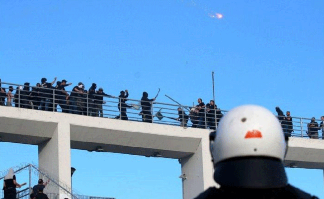 AEK-PAOK takımı taraftarları birbirine girdi: 2 polis yaralandı