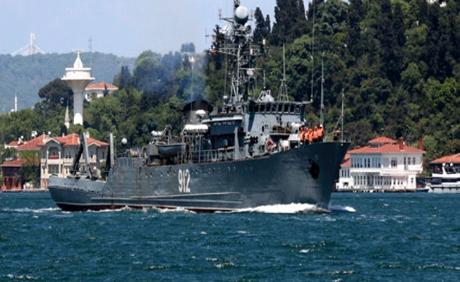 2 Rus askeri gemisi Boğaz'dan geçti