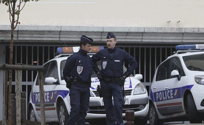 Paris’te bıçaklı saldırı: Ölü ve yaralılar var