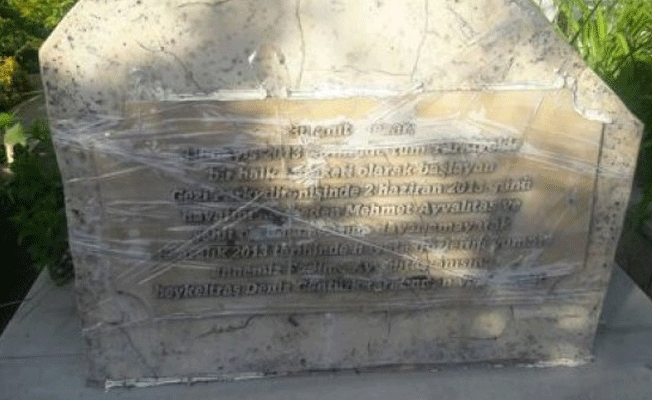 Sosyal medyayı sallayan görüntüler... Mehmet Ayvalıtaş'ın annesinin mezar taşı kırıldı