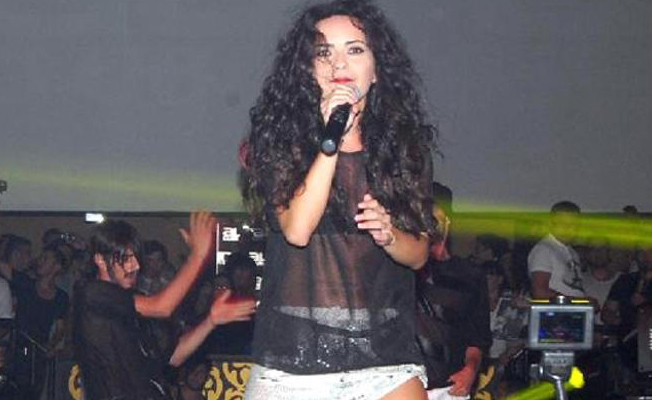 Ünlü şarkıcı İnna konser anında sahneden düştü