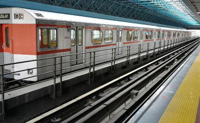 Metronun önüne atlayarak intihar etti
