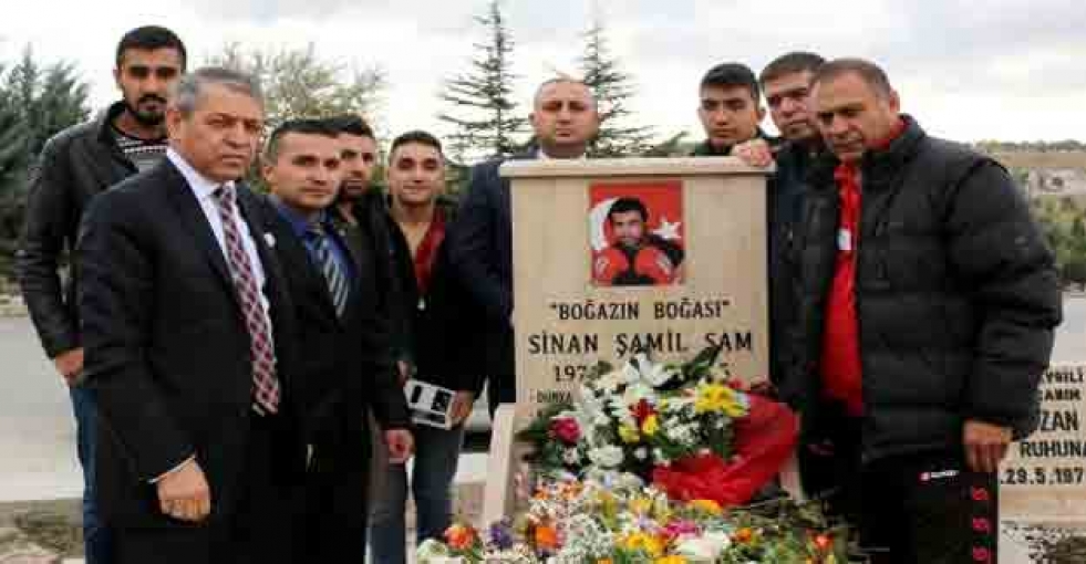 Sinan Şamil Sam kabri başında anıldı