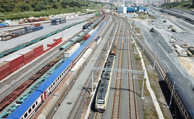 Banliyö hattında test treni raylarda