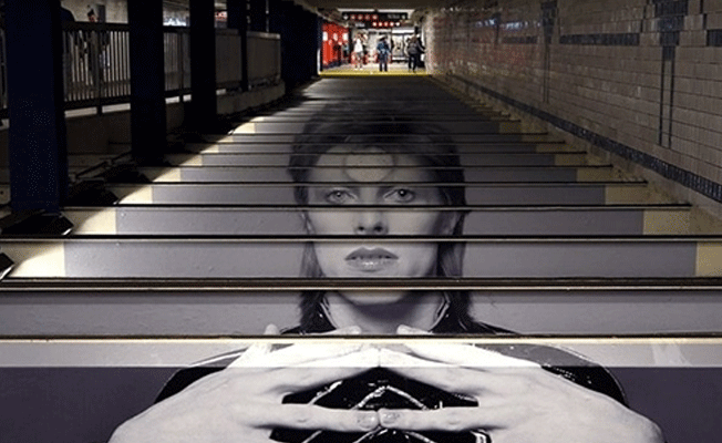 New York metrosunda David Bowie'ye sanat enstalasyonu