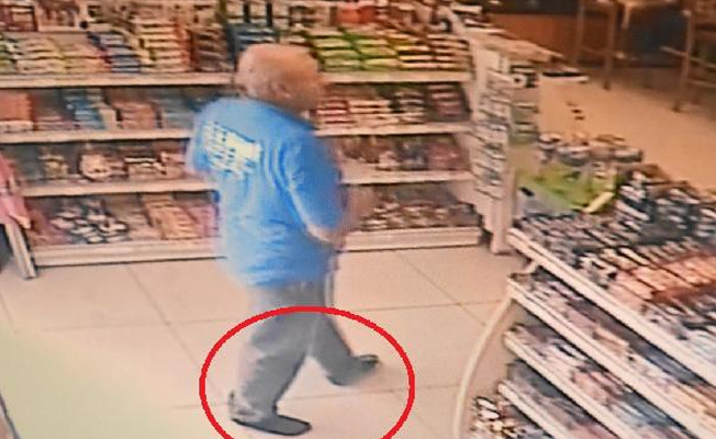 Ayakları çamurlu olduğu için çoraplarıyla markete girdi