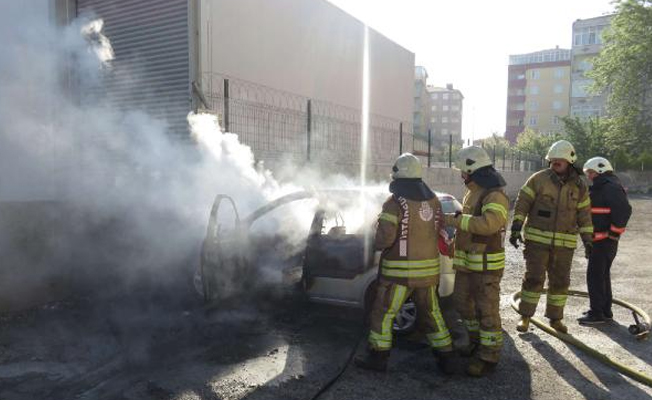 Ataşehir'de park halindeki otomobil yandı