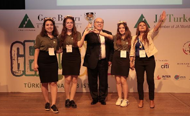 İzmir Atatürk Lisesi öğrencileri  ‘Yılın Girişimcisi’ seçildi